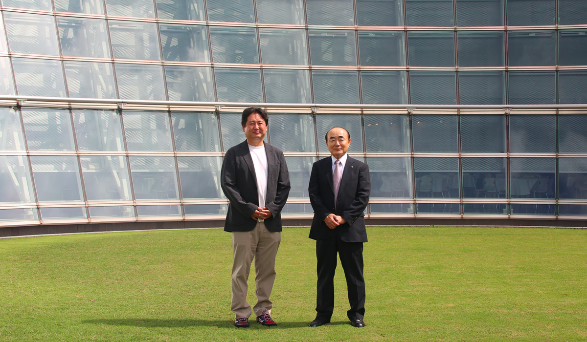 大阪本社にてミキハウスの創業者である木村皓一社長（写真右）と熊崎で記念撮影