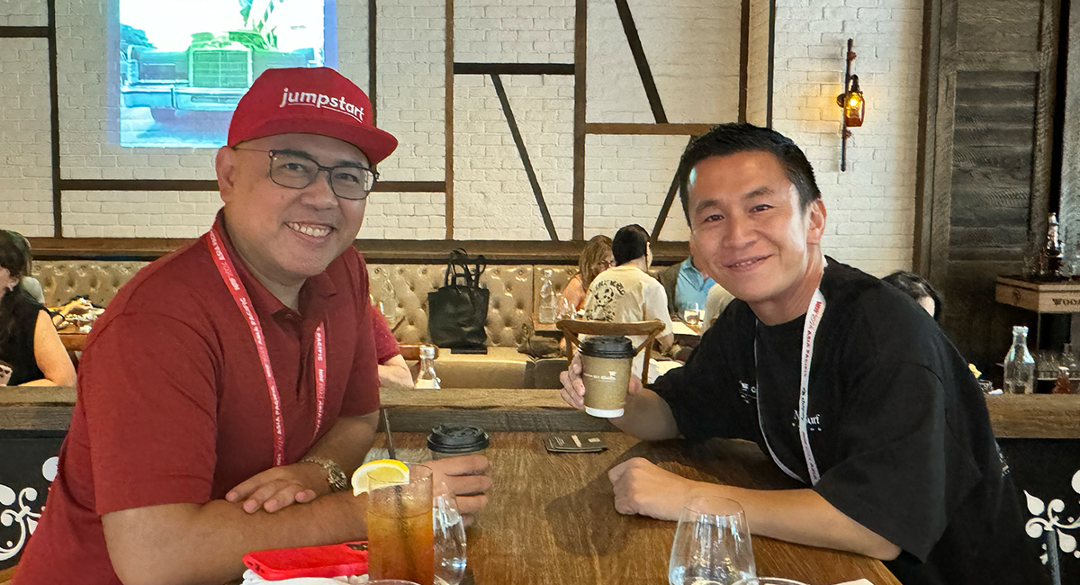 写真左から、Jumpstart Commerce CEOのXavier Lee氏とWEBLIFE代表の山岡