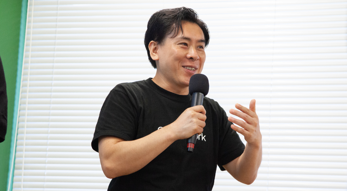 ライブコマースを自社ECとSNSで同時配信し、さらに店頭ディスプレイにも展開することで、顧客接点を多面的に拡張できると話すFireworkの大里氏
