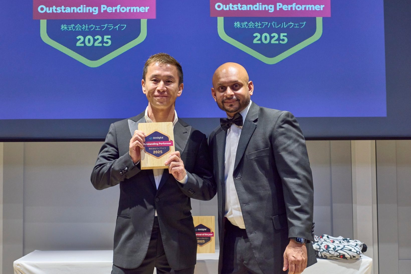 BiNDecを展開しているウェブライフ 代表取締役 山岡義正（左）と、Dotdigital CEOのミラン・パテル氏（右）