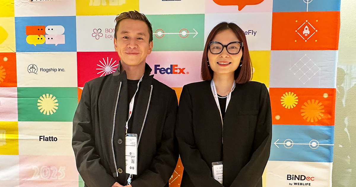 写真左から山岡とLucy Nguyen氏