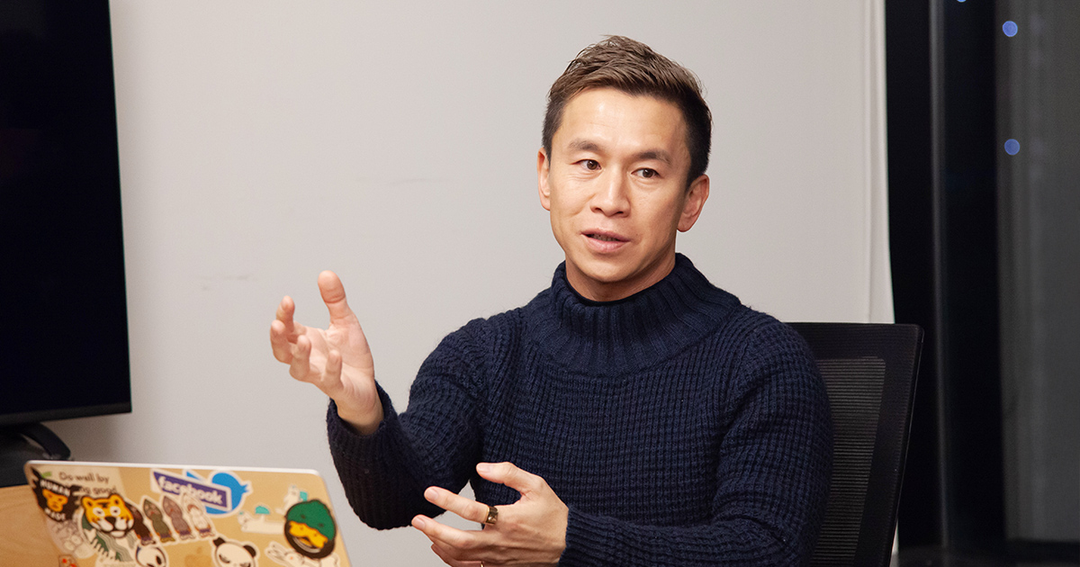 日本の企業におけるAI活用について話す山岡