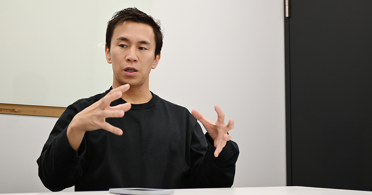 EC運用におけるAI活用の重要性について話す山岡