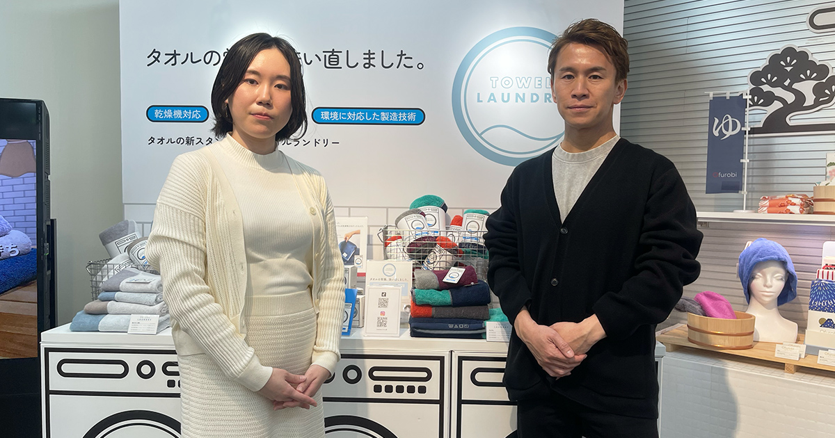 左から、展示会を案内いただいた営業本部 企画部の八代 真穂氏とWEBLIFE代表の山岡